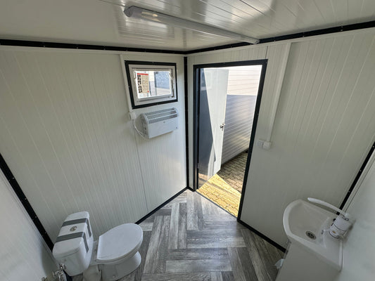 Sanitärcontainer 2,00 x 2,00 m mit Toilette und Urinal